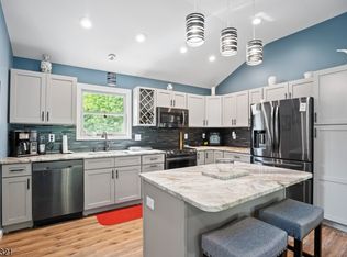 5 Goldfinch Ln, Hewitt, NJ 07421