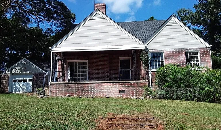 229 Pinewood Ave — Photo 1
