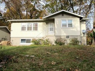 2626 Westwood Dr NW, Cedar Rapids, IA 52405