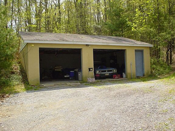 Detached Garage w/shop