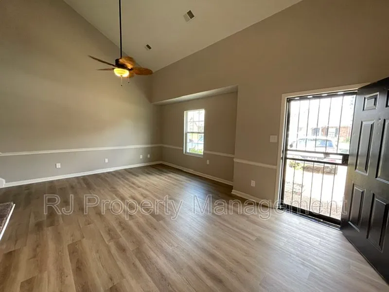 3 bed, 2.0 bath, 1400 sqft, $1,595 — Photo 2