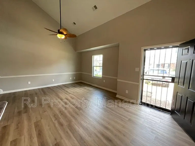 6913 Snyder Rd — Photo 2