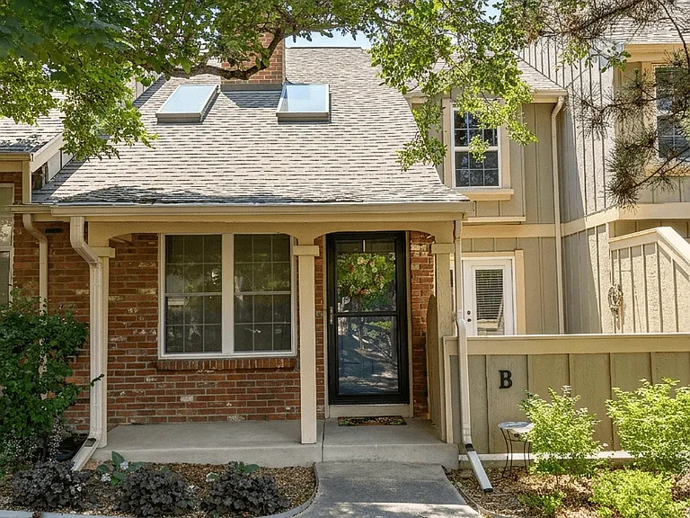 S Curtice Dr — Photo 14