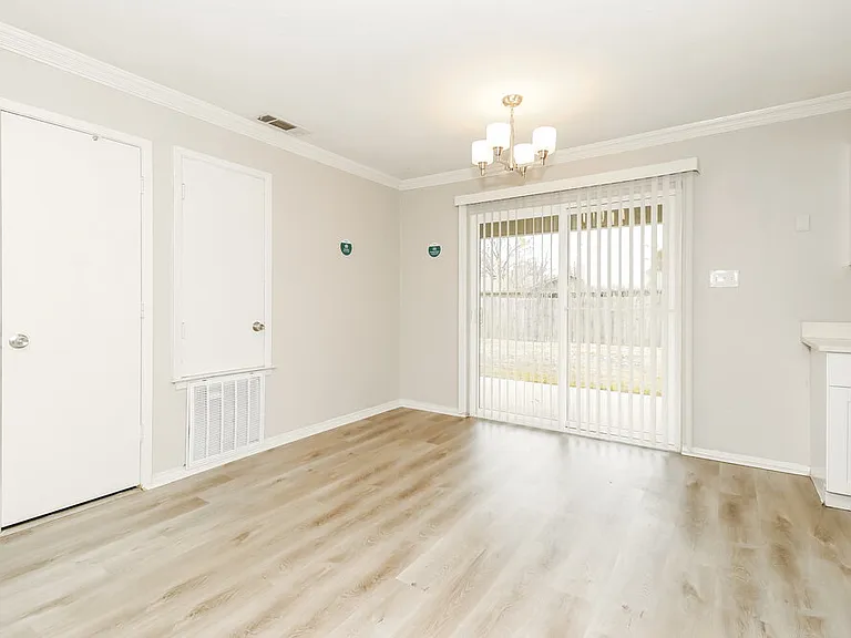 721 Oak Grove Ln — Photo 8