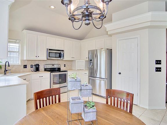 5th image of 1250 S Old Orchard Ln