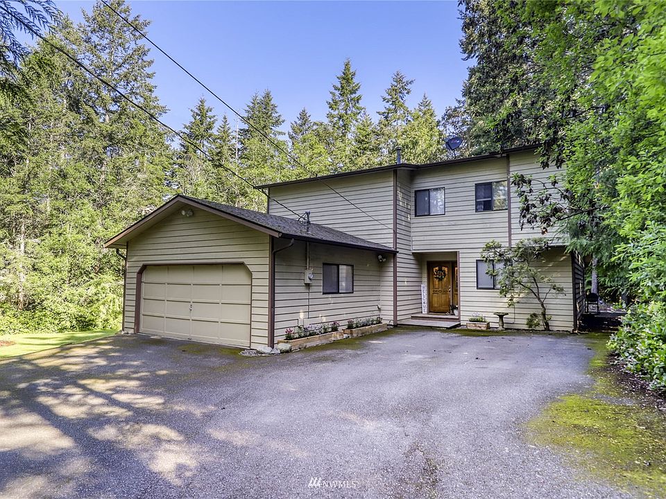 301 Saddle Drive is located in the beautiful community of Cape George Highlands in Port Townsend. Shops, schools, beaches, hiking and culture are accessible within a 15-minute drive.