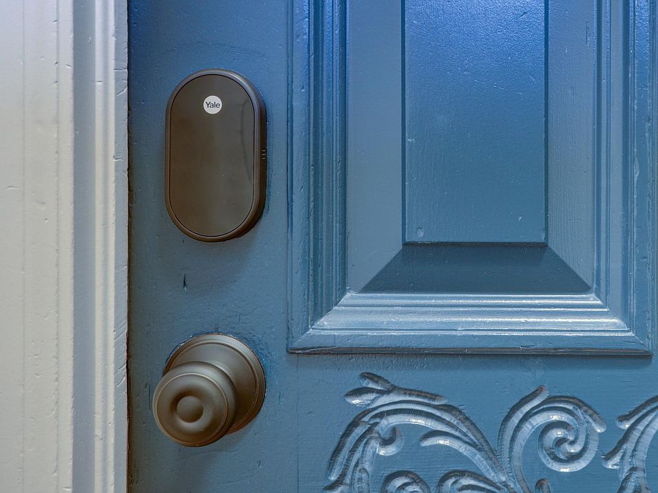 Keyless smart door lock