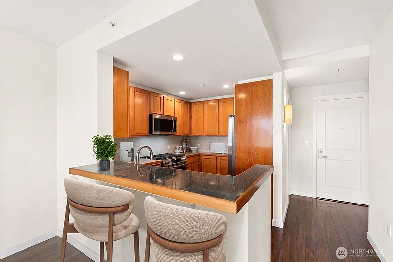 5th image of 2607 Western Avenue #452