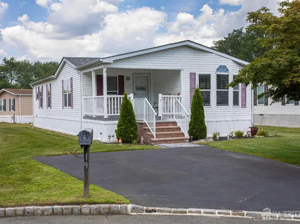 19 Sheryl Ct, Spotswood, NJ 08884