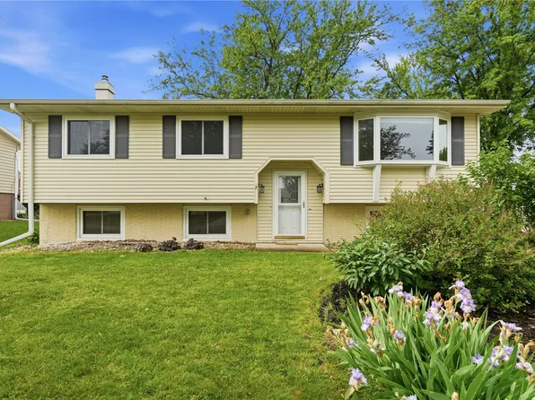 1069 Emmons St, Hiawatha, IA 52233