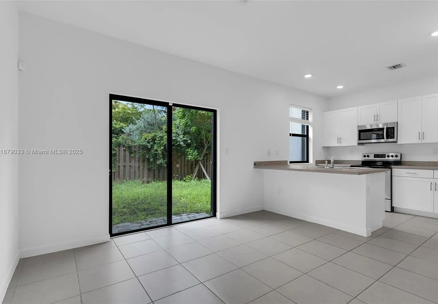 3 bed, 2.5 bath, 1695 sqft, $2,450 — Photo 2