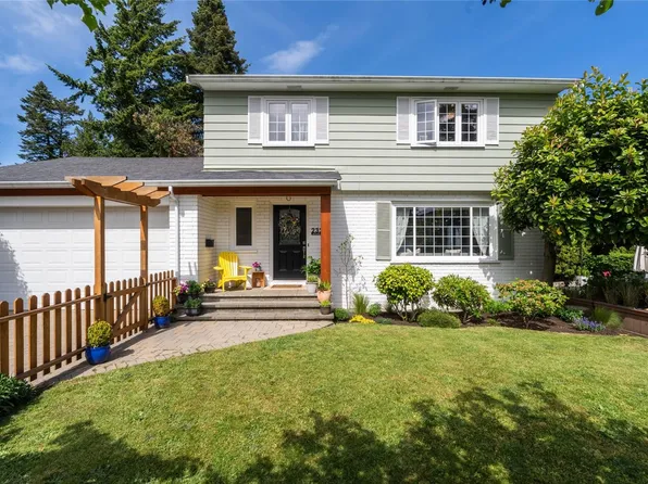 2320 Hollyhill Pl, Saanich, BC V8N 1T9