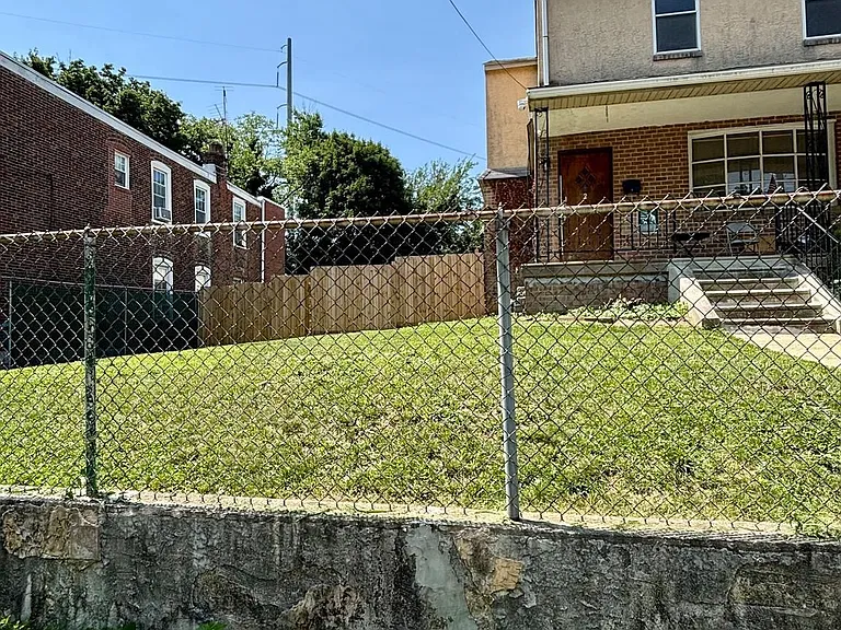1030 Lawrence Ave — Photo 17