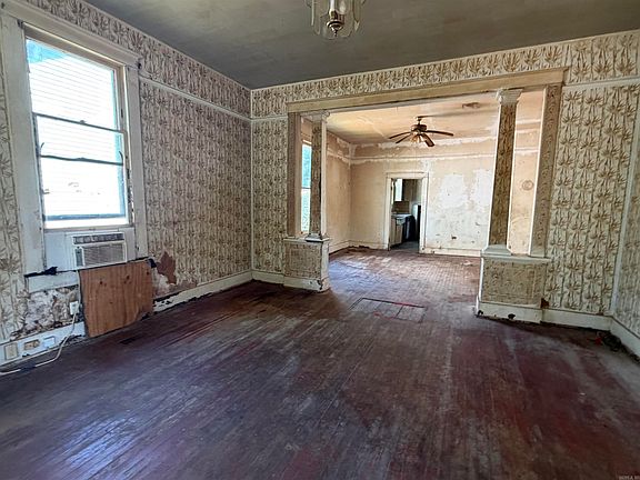 3rd image of 905 Lewis St
