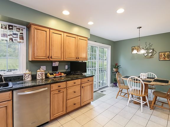 5th image of 24 Woodbury Dr