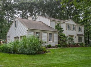 2 Laurel Dr, Long Valley, NJ 07853