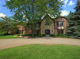 1465 Greenbrier Dr, Libertyville, IL 60048