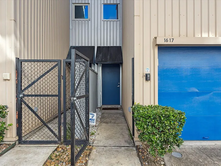 1617 Tuam St — Photo 12