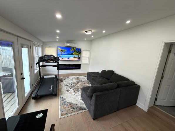 8213 N Newcastle Ave