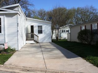 84 Parkwood Rd, Elgin, IL 60123