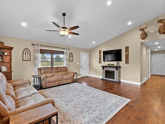 3rd image of 204 Sandstone Dr