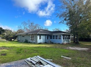 515 Garden Ln, Waveland, MS 39576
