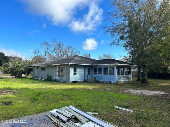 515 Garden Ln, Waveland, MS 39576