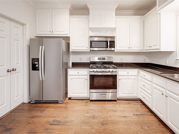 4th image of 2204 Carlisle Ct