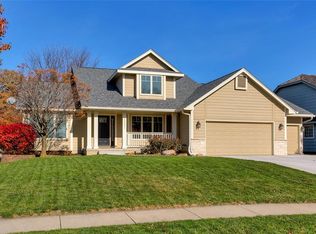 13621 Summit Dr, Clive, IA 50325