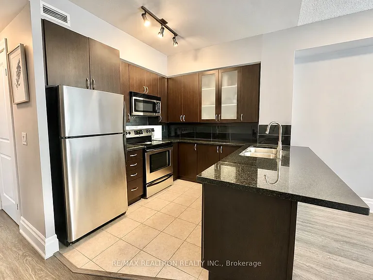 57 Upper Duke Cres #206 — Photo 2