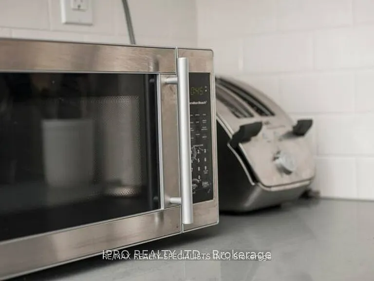 450 Bathurst St #2 — Photo 21