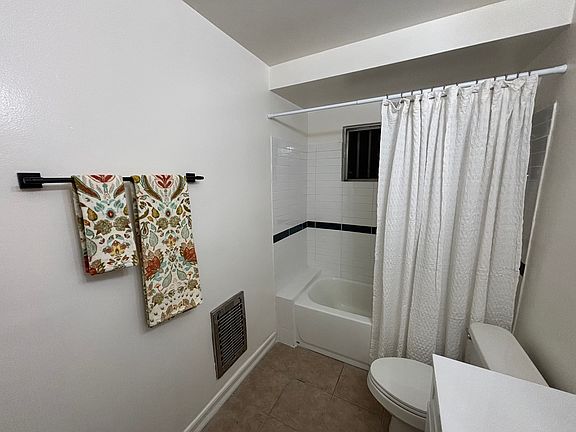 3rd image of 12415 Archwood St Unit 4