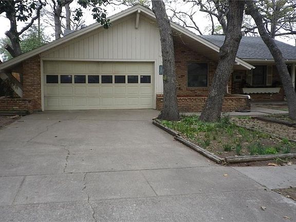 3rd image of 2207 Royal Oaks Dr