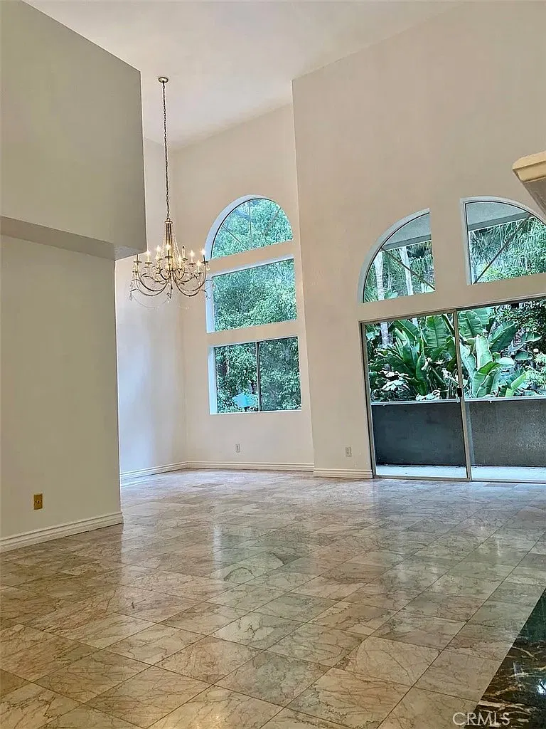 3 bed, 2.5 bath, 1956 sqft, $3,895 — Photo 3