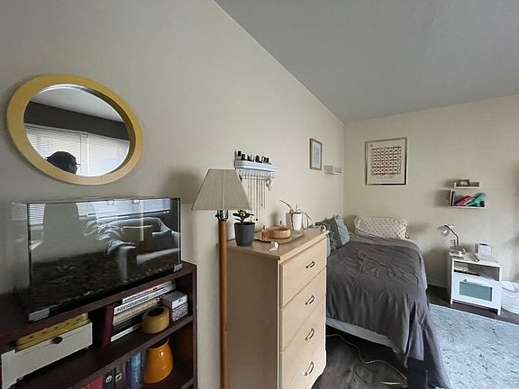 3rd image of 1456 N Farwell Ave #21