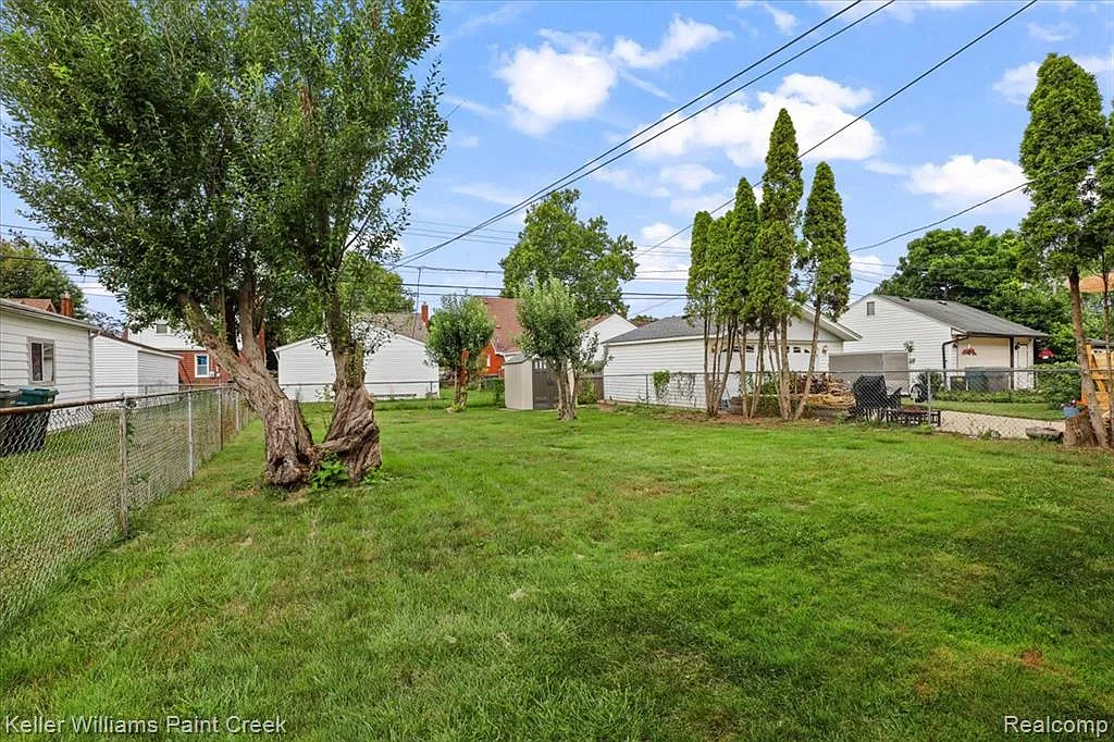 3 bed, 1.0 bath, 1144 sqft, $2,300 — Photo 4