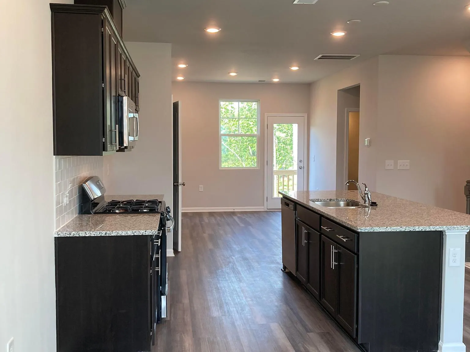 3 bed, 3.5 bath, 1858 sqft, $2,049 — Photo 3