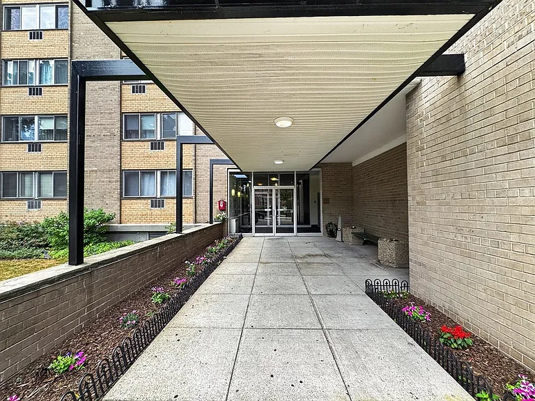 1025 Hancock St #8C — Photo 2