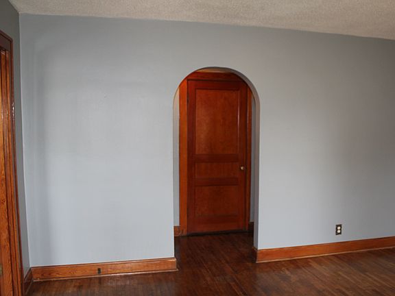 3rd image of 600 E 21st St