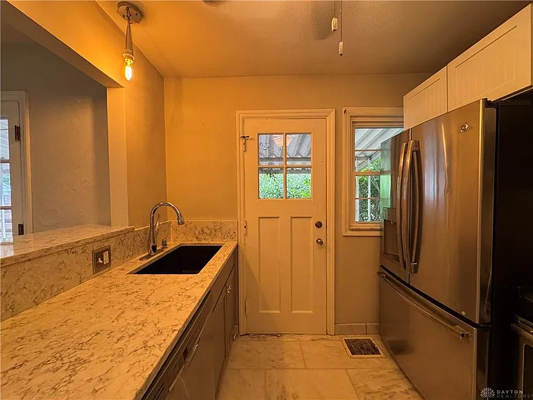 1260 Delaine Ave — Photo 9