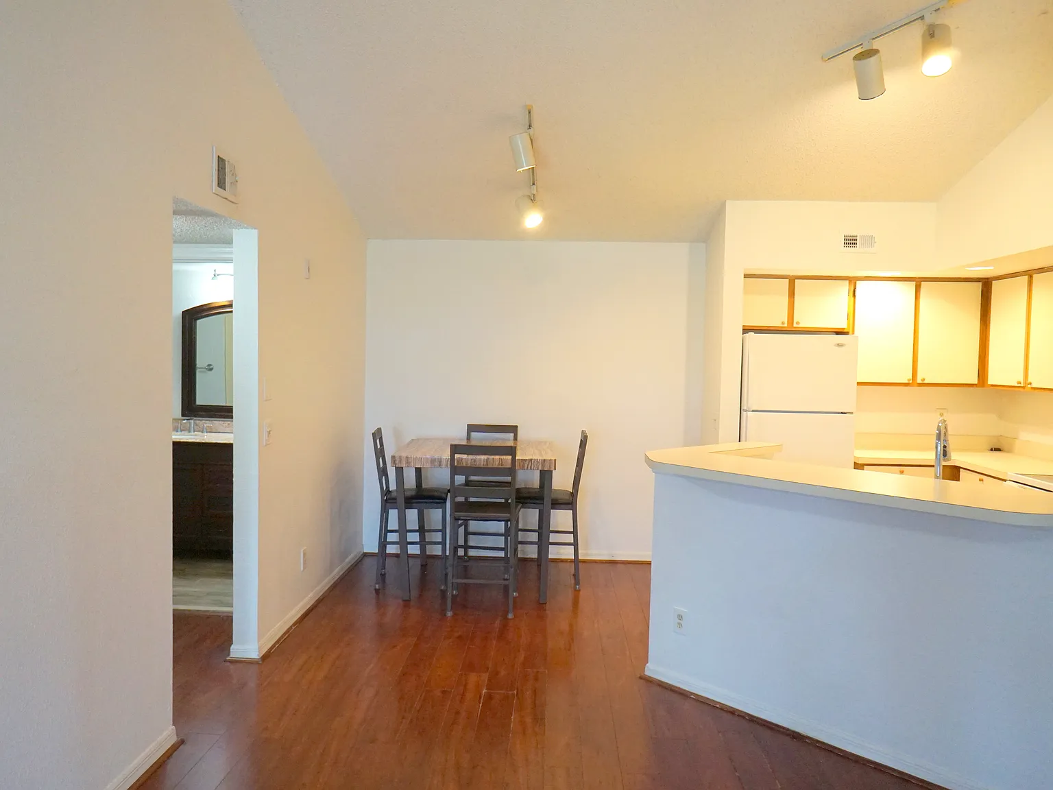 1 bed, 743 sqft, $1,800 — Photo 2