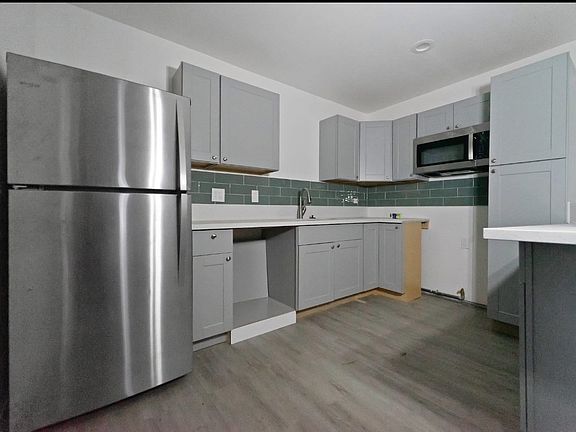 2nd image of 902 Melrose St #101