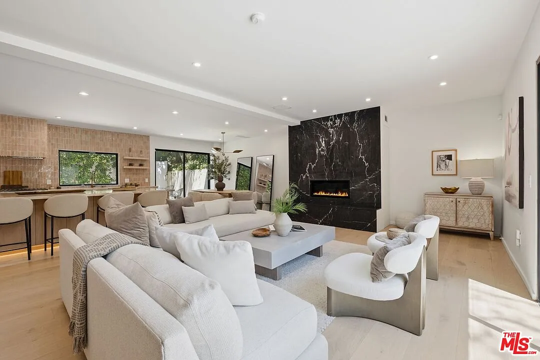 5 bed, 3.5 bath, 3834 sqft, $17,500 — Photo 3