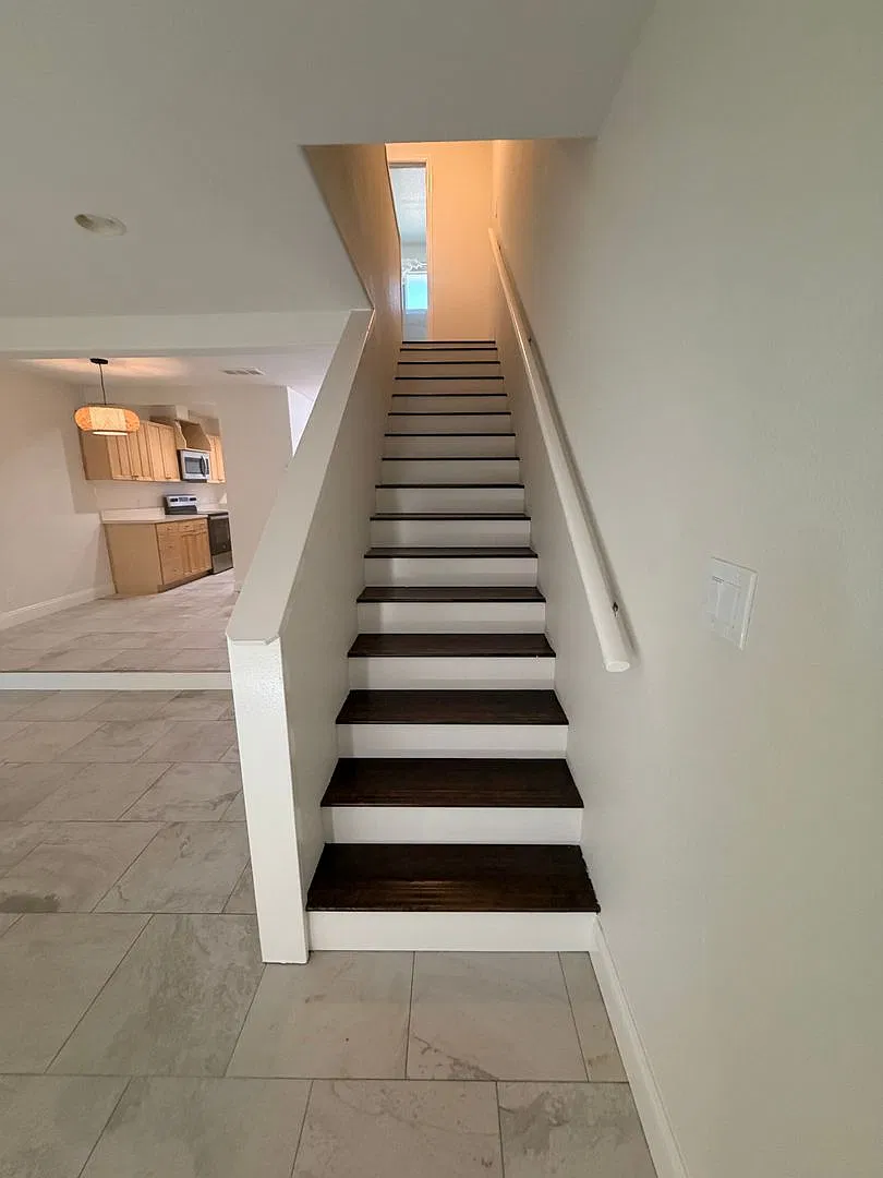 Beautiful 2X1.5 Townhome with a Detached Garage — Photo 1