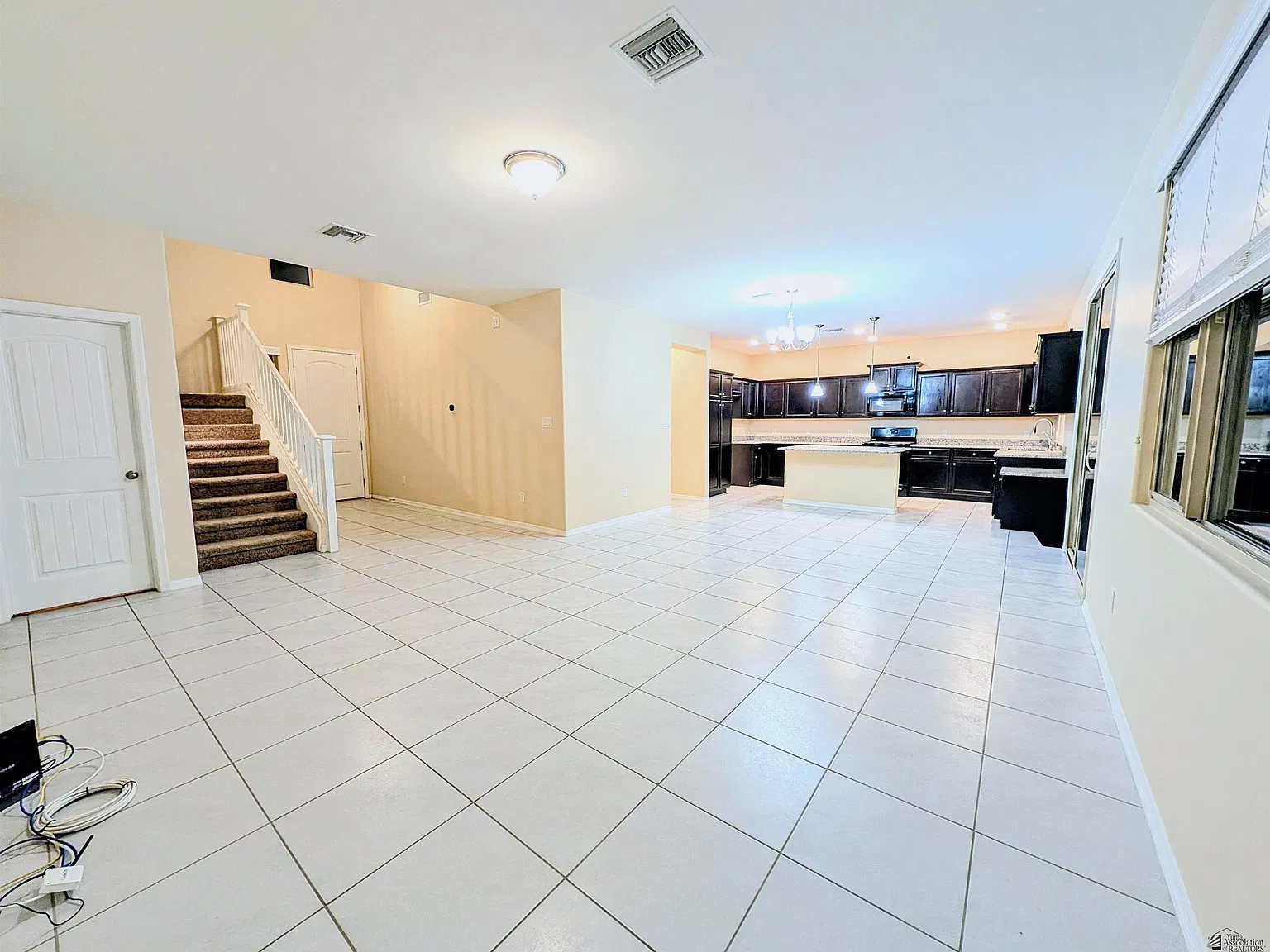 4 bed, 3.0 bath, 2311 sqft, $2,000 — Photo 2