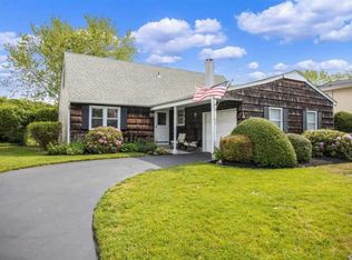 91 Chatham Dr, Oakdale, NY 11769