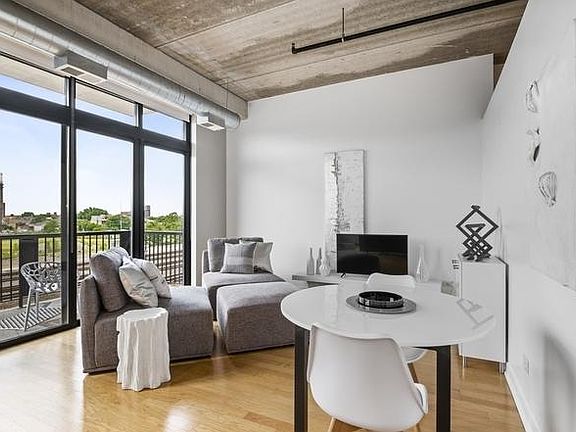 4th image of 833 W 15th Pl Unit 412