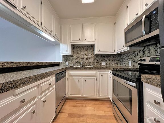 5th image of 1111 Bay St APT 306