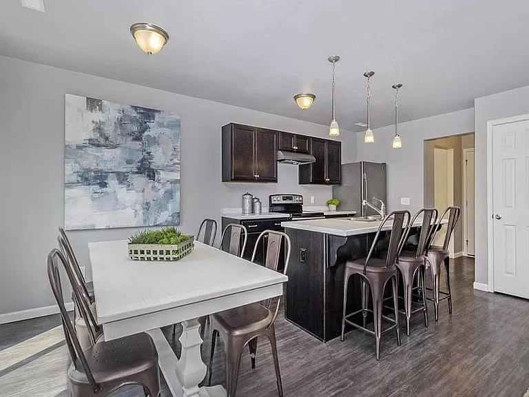 1010 W Villas Dr — Photo 3