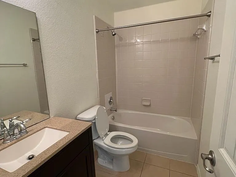 1011 Meadow Green Ct — Photo 5